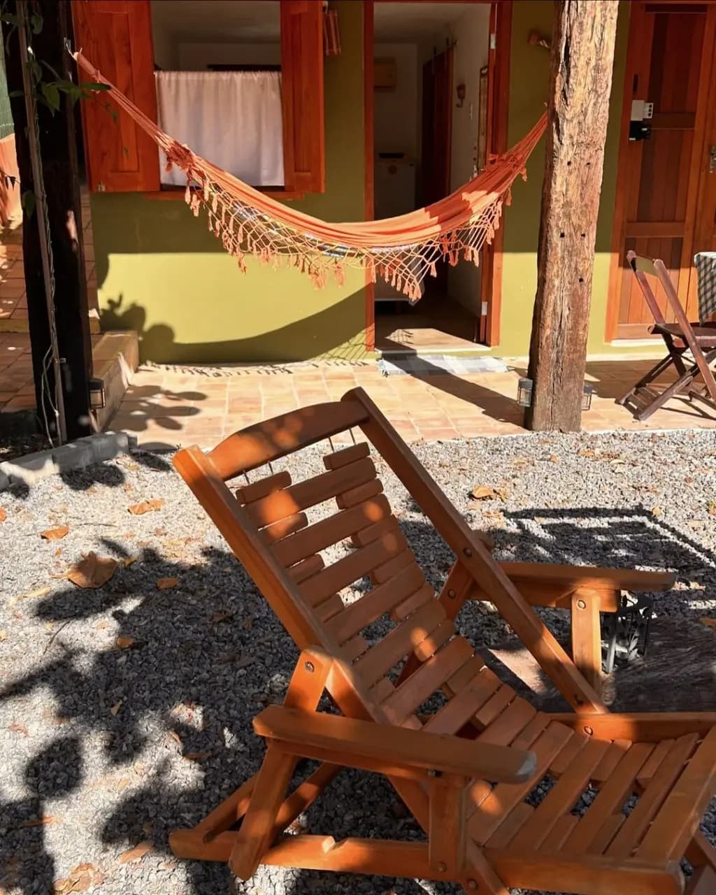 Cadeira de madeira na sombra